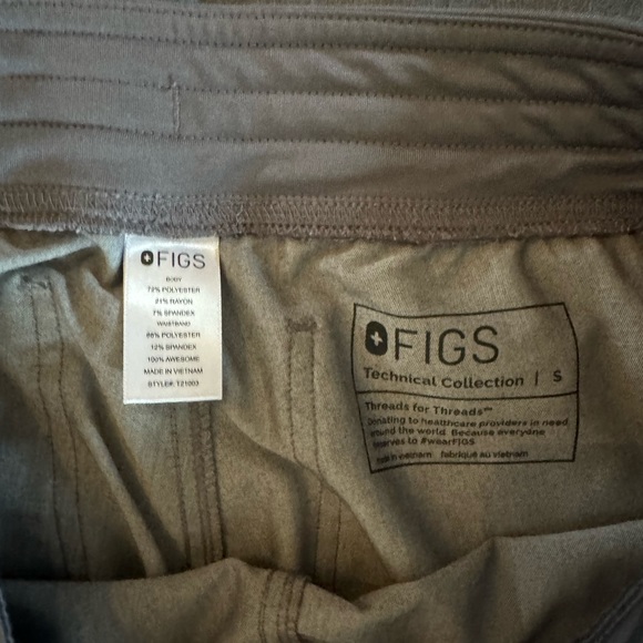 Women’s Graphite Fugs Scrub Set Small Shirt and Pants - Picture 4 of 5